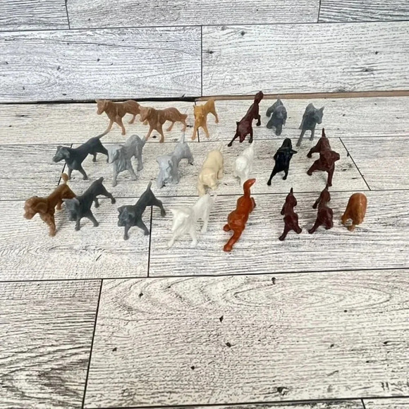 VTG Vintage Lot Of 21 Miniatures Plastic Animals 19 Dogs-1 Cat-1 Horse - Picture 1 of 12